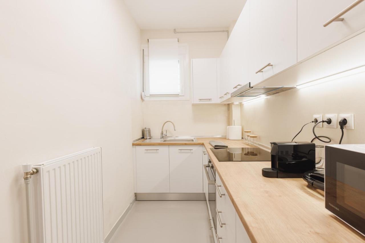 אתונה Fully Renovated Luxurious Semi-Basement Studio מראה חיצוני תמונה